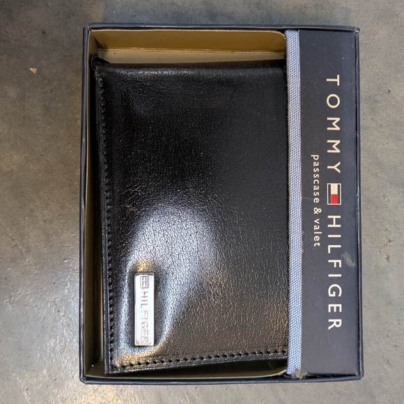 Tommy Hilfiger Black Passcase Wallet - Picture 1 of 5